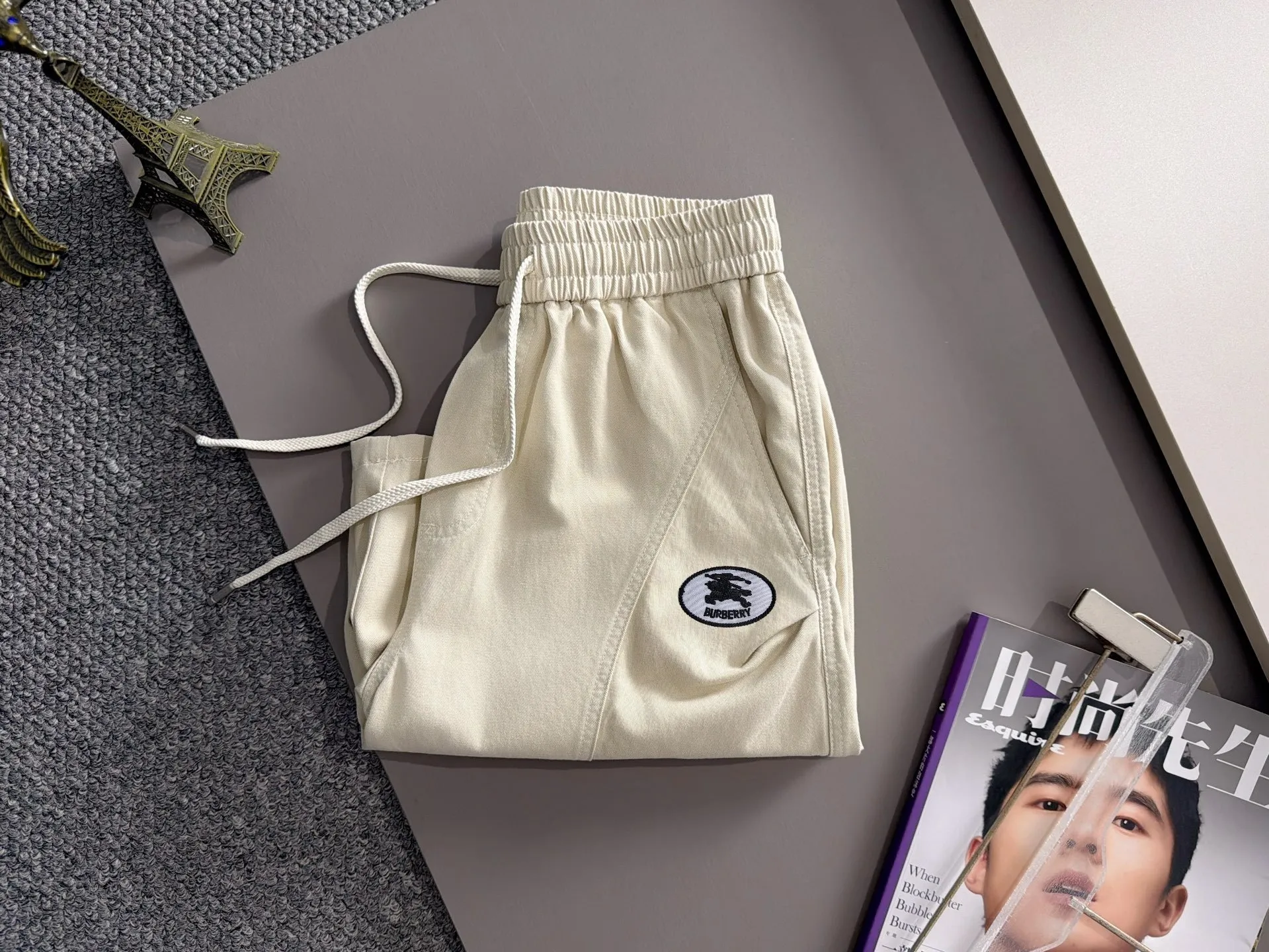 Burberry's 2026 spring and summer New Arrival elasticated casual shorts, made from counter-customized fabrics, Breathable, high comfort, impeccable details, brand element design concept, reflecting high quality. It feels delicate and soft! It presents a casual cut and the upper body shape is great! Sizes:S-2XL